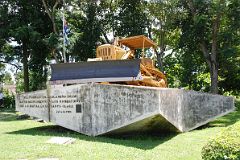 22 Cuba - Santa Clara - Monumento a la Toma del Tren Blindado - bulldozer.JPG